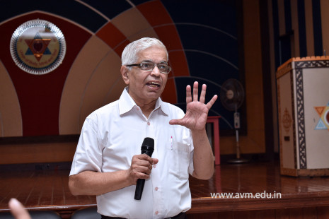 Prof A A Natu (NCL, IISER Pune) inspires AVM students (34)