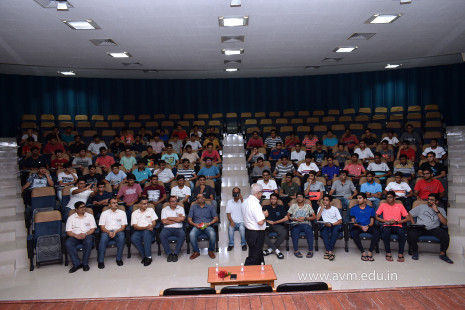 Prof A A Natu (NCL, IISER Pune) inspires AVM students (29)