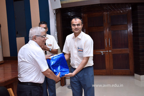 Prof A A Natu (NCL, IISER Pune) inspires AVM students (36)