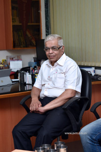 Prof A A Natu (NCL, IISER Pune) inspires AVM students (2)