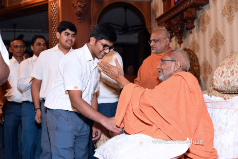 Std-10-11-12-visit-to-Haridham-for-Swamishree's-Blessings-(88)
