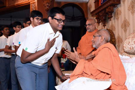 Std-10-11-12-visit-to-Haridham-for-Swamishree's-Blessings-(93)
