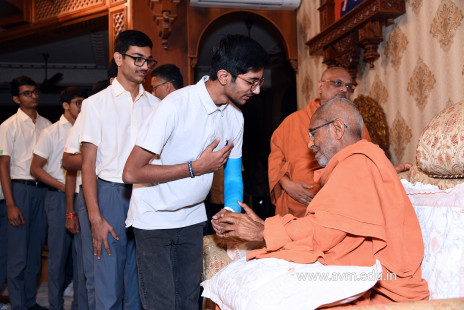 Std-10-11-12-visit-to-Haridham-for-Swamishree's-Blessings-(77)