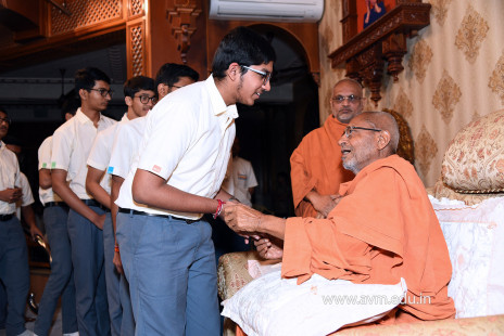 Std-10-11-12-visit-to-Haridham-for-Swamishree's-Blessings-(79)