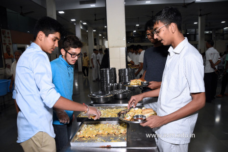 (CBSE SEWA) Std 10 Students Volunteer in Dinner Preparation & Serving (51)