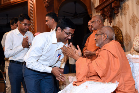 Std-10-11-12-visit-to-Haridham-for-Swamishree's-Blessings-(102)
